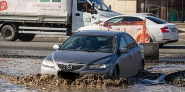 глубокая яма Опасные глубокие лужи для авто